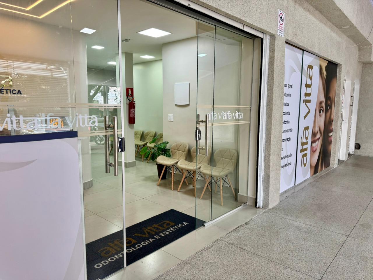 Entrada de vidro e sala de espera da ALFA VITTA