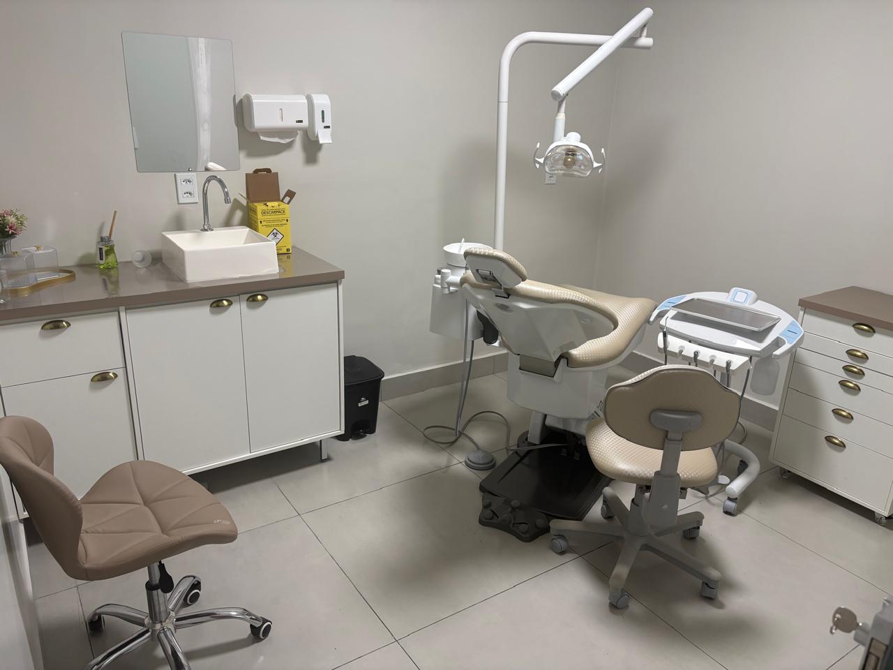 Consultório da ALFA VITTA com cadeira odontológica e equipamentos
